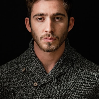 Profesional con tarjeta digital